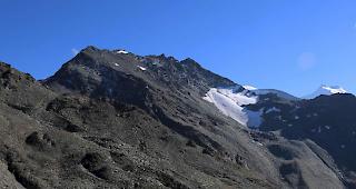 Der Blockgletscher (linke Bildh&auml;lfte) am Fuss des Furggwanghorns ver&auml;ndert seine Oberfl&auml;che rasant und kriecht immer rascher talw&auml;rts.