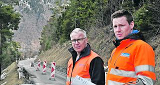 Suche nach L&ouml;sungen. Geologe Ulrich Burchard (links) und Bauingenieur Markus Arnold begutachten den Schaden nach dem gr&ouml;beren Hangrutsch. 
