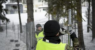 Armee im Einsatz. Soldaten Anfang Januar beim Zaunbau in Davos.