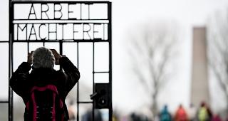 KZ. Der Spruch &laquo;Arbeit macht frei&raquo; wurde als Toraufschrift an den nationalsozialistischen Konzentrationslagern bekannt.