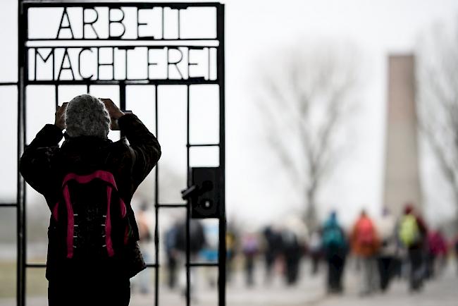 KZ. Der Spruch «Arbeit macht frei» wurde als Toraufschrift an den nationalsozialistischen Konzentrationslagern bekannt.