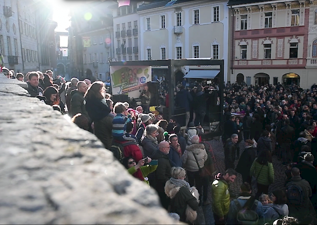 Zeichen gegen No Billag. Versammelte Menschen in Bellinzona.