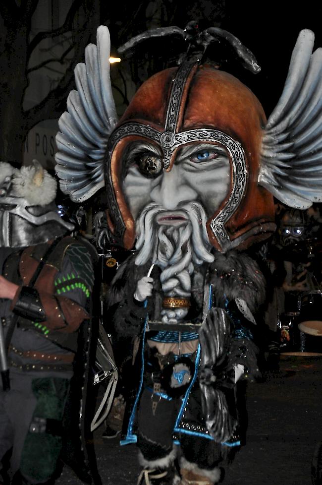 Eine beeindruckende Maske präsentierte auch der Musikus der "Borggeischter Musig Roteborg" aus dem Kanton Luzern.