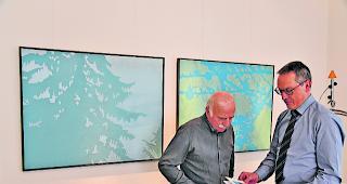 20 Jahre. Herbert Theler (links) und Martin Williner in den R&auml;umlichkeiten der Verm&ouml;gensverwaltung von Graffenried im Briger Perrighaus: Das 20. Ausstellungsjahr in Angriff genommen. 