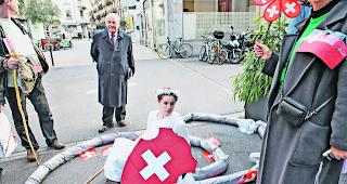 Switzerland first. Mutter Helvetia sch&uuml;tzt die Landesgrenzen vor ausl&auml;ndischen Arbeitnehmern. Im Wallis wird sich durch den Inl&auml;ndervorrang nicht viel ver&auml;ndern.   