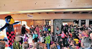 Attraktion. Globi sorgte bei den Kindern f&uuml;r zahlreiche Lacher. 