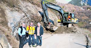 Hangrutsche. Oberhalb von Raron frisst sich der Bagger ins Schiefergestein, um die Strasse bergseitig zu verbreitern. Louis Glenz, Hugo Schneider und Fridolin Imboden (von links) begutachten die Baustelle. 