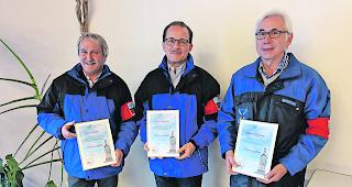 Verdient. Die drei anwesenden Mitglieder Rolf Stocker, Firmin Bumann und Gilbert Chanton (von links) wurden f&uuml;r ihren 25-maligen Einsatz in Lourdes mit der Ehrenurkunde belohnt. 