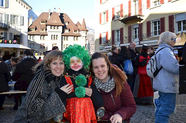 Jeannine Papatheodorou (32) aus Zürich und Desirée Zbinden (34) aus Glis mit Lelia (4). 