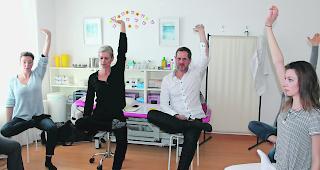 Konzentriert bei der Sache. Das Team der Stadtpraxis Brig sch&auml;tzt die w&ouml;chentlichen Yoga-Lektionen. 