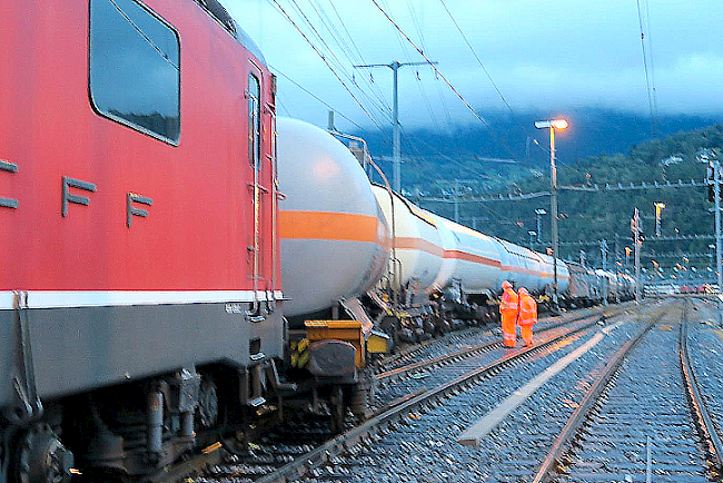 Unfallstelle. Der entgleiste Zug am Bahnhof Brig.