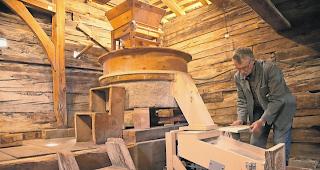 Traditionell. Um das Korn des Bergroggens zu verarbeiten und lagern zu k&ouml;nnen, kaufte die Genossenschaft Grafschaft Kultur einen alten Stadel, der dank der Schweizer Berghilfe wieder nutzbar gemacht werden kann. 