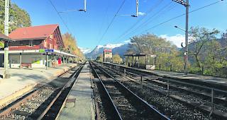 Entlang der S&uuml;drampe. Der Bahnhof Ausserberg ist beliebter Ausgangspunkt f&uuml;r Wanderer. 