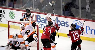 Nico Hischier feiert seinen Siegestreffer.