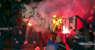 Drei Fans des FC Basel haben w&auml;hrend der Halbzeitpause eine Fahne aus dem Fansektor der Sittener vom Zaun gerissen und haben diese in der Muttenzerkurve verbrannt. 