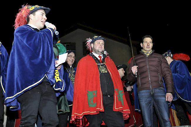 Gemeinderat Pascal Salzmann übergibt als Zeichen der Macht das Schwert an Fürstgraf Jozzelin XI, André Jossen.