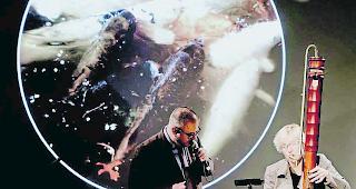 Politisch. &laquo;UMS &rsquo;n JIP&raquo; mit Ulrike Mayer-Spohn und Javier Hagen: Musik mit politischen Untert&ouml;nen. 