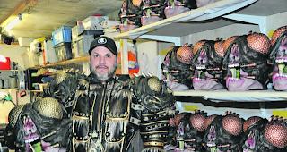 Meister seines Handwerks. Philipp Hutter fertigt jedes Jahr in Handarbeit fast 50 Larven f&uuml;r seine Fleigut&auml;tscher. 