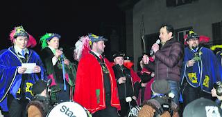 Die Macht des Schwertes. Im Beisein der Oberwalliser Fasnachtsgesellschaften &uuml;bergab Gemeinderat Pascal Salzmann (rechts) das Regierungszepter an F&uuml;rstgraf Jozzelin XI., Andr&eacute; Jossen. 