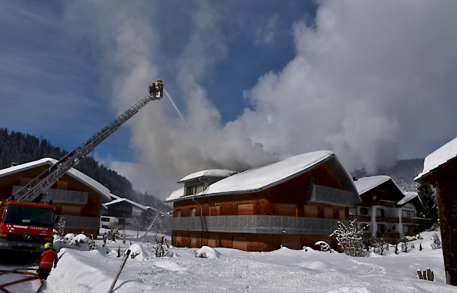 Ein Feuer in einem Ferienhaus im bündnerischen Klosters hat einen mehrstündigen Löscheinsatz der Feuerwehr erfordert. 