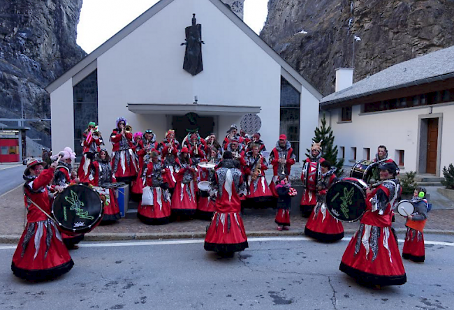 Die Simpiler „Chruitfrässär“ setzten in Gondo voll zur Fasnachtsstimmung an.
