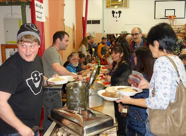 Während zweier Stunden wurden vierhundert Portionen an die Fasnachtsbesucher in der Turnhalle geschöpft.
