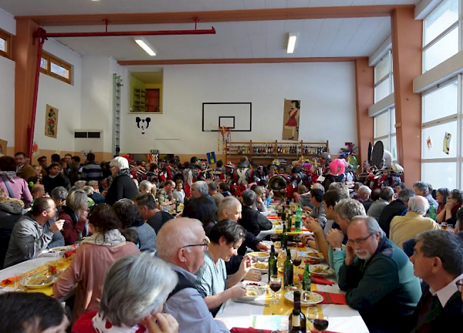 In der vollbesetzten Turnhalle wurde bei Fasnachtsstimmung das Beisammensein genossen.