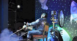 Manni McFly alias Manfred Bittel von "Konfetti" reisst L&ouml;cher ins "Raum-Zeit-Kontinium".