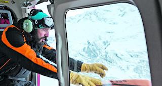 Nach Burglind. Der Zermatter Lawinenspezialist Viktor Perren wirft eine Tovex-Patrone aus dem Helikopter (Bild: 10. Januar 2018).  