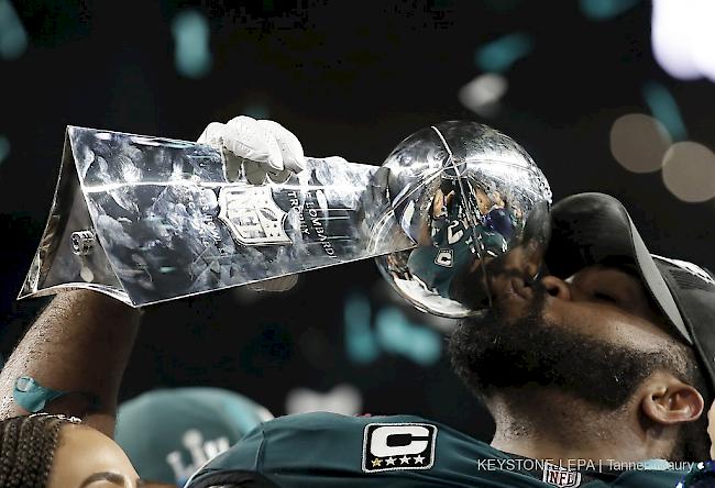 Brandon Graham der Philadelphia Eagles mit der Vince Lombardi Trophy nach dem Sieg gegen die New England Patriots.