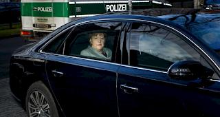 Bundeskanzlerin Angela Merkel (CDU) kommt in einer Limousine zu den Koalitionsverhandlungen von CDU, CSU und SPD in der SPD-Parteizentrale, dem Willy-Brandt-Haus