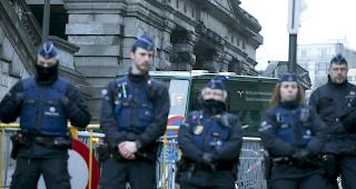 Der Polizeikonvoi mit Salah Abdeslam kommt vor dem Br&uuml;sseler Justizpalast an.