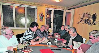 J&auml;ger und Sammler. An den Tauschabenden herrschte erfreulicherweise jedes Mal ein reges Tauschen und Diskutieren. 