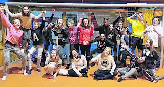 Vorfreude. Die Schauspieltruppe von &laquo;Tod der Liebe&raquo;: Vorfreude auf die kommenden Vorstellungen im Visper Kulturzentrum La Poste. 