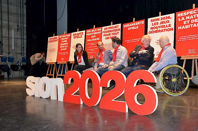 Ja zu «Sion 2026». Die ehemalige Degenfechterin Sophie Lamon, Ständerat Beat Rieder, David Crettenand, Direktor RedElec Technologie SA, Hans Stöckli, Vizepräsident des Bewerbungskomitees, und Gérald Métroz, ehemaliger Behindertensportler, rührten die Werbetrommel für olympische Winterspiele im Wallis.