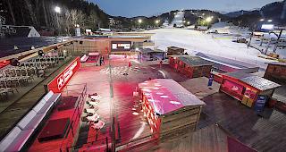 Das House of Switzerland mit Chaletdorf liegt gleich neben der olympischen Skipiste.