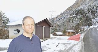 Frank Vogler ist deprimiert: Die Schneer&auml;umung pfl&uuml;gt den Schnee von beiden Strassenseiten jeweils vor seine Garagenausfahrt (rot markiert).