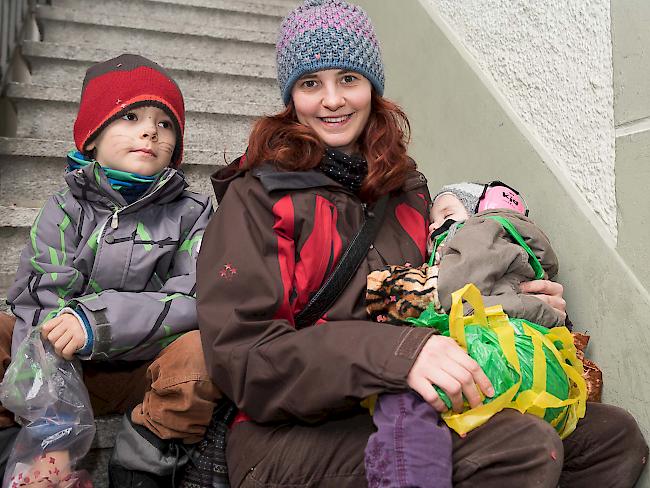 Anita (33), Jonas (4) und Jasmine Studer (2), aus Visp.