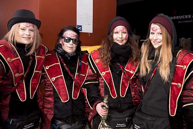 Celine Zumoberhaus (20), Sabine Imboden (27), Sandra Henzen (22) und Alice Zumthurm (26), Schratti-Schränzer, Goms.