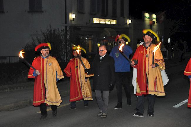 Gemeindepräsident Louis Ursprung zieht mit der Bäjizunft durch die Gliserallee.