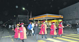 N&auml;rrisch. Traditionsgem&auml;ss zogen die Vertreter der Stadtgemeinde mit dem Vorstand der B&auml;jizunft vom Restaurant Gliserallee zum Dorfplatz, um dort die obligate Amts&uuml;bergabe zu vollstrecken. 
