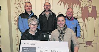 Check&uuml;bergabe. Die Mitglieder der Krankentr&auml;ger freuen sich &uuml;ber den finanziellen Zustupf. Vorne: Bernadette Schmidt (Kassierin Krankentr&auml;ger) und Raymond Zuber (Pr&auml;sident Sternengucker). Hinten von links: Christian Ritz (Aktuar Krankentr&auml;ger), Diego Pfammatter (Mitglied Sternengucker) und Jean-Louis Borter (Pr&auml;sident Krankentr&auml;ger),  