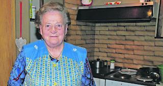 K&ouml;stlich und kalorienreich. Maria Kalbermatten pr&auml;sentiert ihre frisch gebackenen &laquo;Ponscheggia&raquo;.