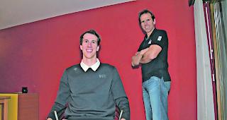 Im Vordergrund, im Hintergrund. Ramon Zenh&auml;usern (25, sitzend) und Didier Plaschy (44) bilden seit &uuml;ber zehn Jahren ein unzertrennliches Tandem. 