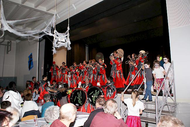 Die «Chruitfrässär» heizten die Stimmung der Simpiler Fasnacht an.