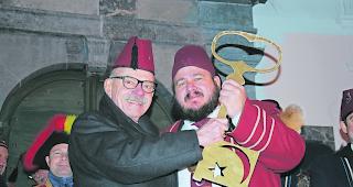 &Uuml;bernahme. Grossvezier Ben Tradi Medizinali alias Thomas Bregy erh&auml;lt die Schl&uuml;ssel zu Mekka von Stadtpr&auml;sident Louis Ursprung.  