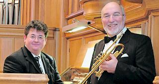 Unterhaltsam. Dieter Hubov (links) und Claude Rippas warten am Sonntag in der Kirche von Leukerbad mit unterhaltsamen Kl&auml;ngen auf. 