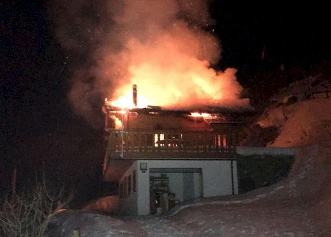 Glück im Unglück. Ein Mann konnte sich aus dem brennenden Haus retten (Symbolbild).