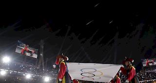 Er&ouml;ffnungsfeier in Pyeongchang. Die olympische Flagge wird durchs Stadion getragen.