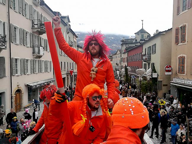 Die Rarner Fastnachtsgruppe auf ihrem Umzugswagen.